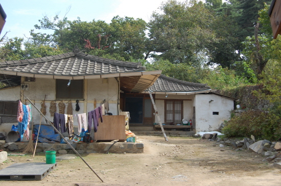   맹씨행단 입구의 관리자 거주 건물
