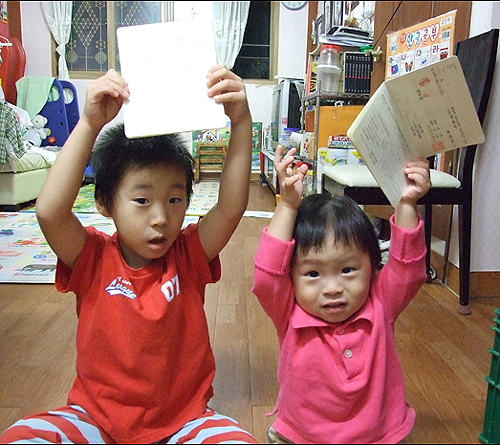  형이 하는 것은 뭐든지 따라하는 막둥이. 형이 통장을 들고 사진을 찍자 저도 하겠다며 따라합니다.