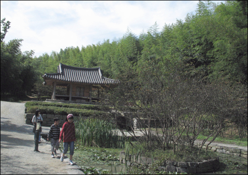 재현된 명옥헌. 죽향문화체험마을을 찾은 가족이 이른바 '이승기연못'을 따라 걷고 있다.