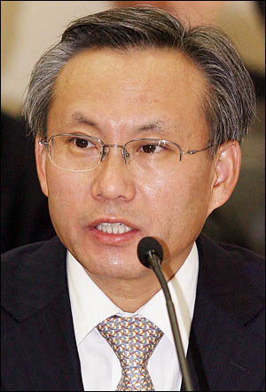 박기성 한국노동연구원장이 6일 오전 국회에서 열린 정무위 국정감사에서 "노동3권을 헌법에서 빼는 것이 소신"이라고 발언한 데 대해 해명하고 있다.