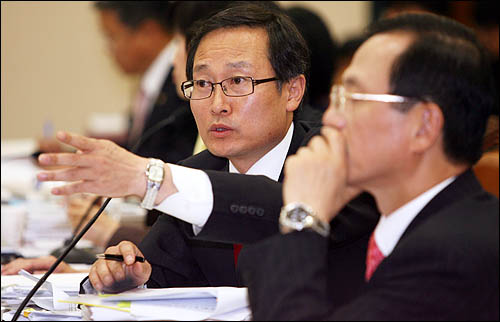홍영표 민주당 의원이 6일 오전 국회에서 열린 정무위 국정감사에서 박기성 한국노동연구원장에게 뉴라이트 계열 수의계약 특혜 의혹을 제기하고 있다.
