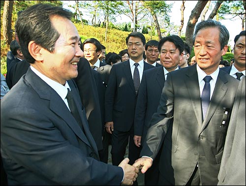  한나라당 정몽준 대표와 정세균 민주당 대표가 6일 서울 동작동 국립현충원에서 열린 고 김대중 전 대통령 묘비제막식에서 만나 어색한 악수를 나누고 있다. 