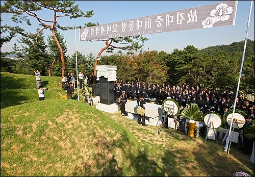  6일 서울 동작동 국립현충원에서 열린 고 김대중 전 대통령 묘비제막식에서 유족들과 내빈들이 고인을 향해 묵념을 하고 있다.