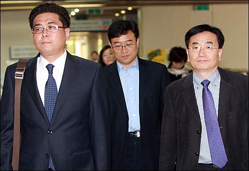 미국산 쇠고기의 광우병 위험성을 보도한 MBC <PD수첩> 제작진이 2009년 10월 7일 재판을 받기 위해 법원에 도착했다.