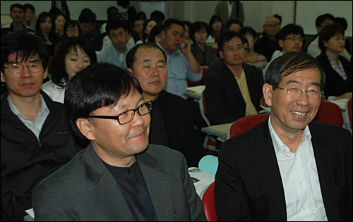 박원순 희망제작소 상임이사가 7일 저녁 경남외국인노동자상담소 강당에서 강연하기에 앞서 이철승 소장과 앉아 있다.