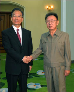 김정일 북한 국방위원장이 10월 5일 원자바오 중국 총리 숙소를 방문해 원자바오 총리와 악수하고 있다.