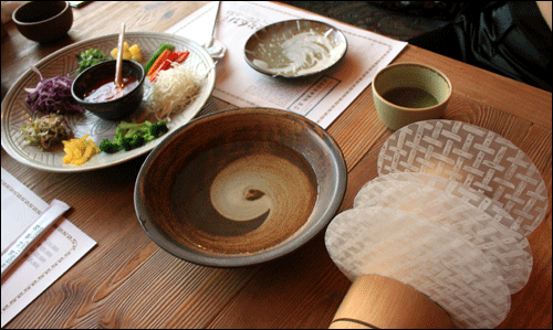 베트남 음식으로 쌈의 일종인 월남쌈입니다.
