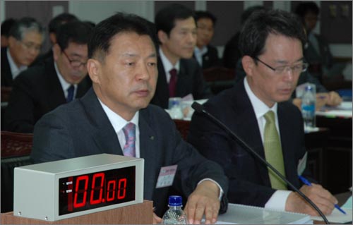 수자원공사 김건호 사장(왼쪽)이 의원들의 질의에 답하고 있다.