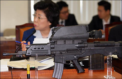 김옥이 한나라당 의원이 8일 오전 방위사업청에 대한 국회 국방위 국정감사에서 K-9 자주포의 납품 비리에 대해 추궁하고 있다. 김 의원 앞에 K-11복합형 소총이 놓여 있다. 