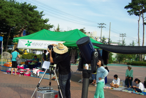 김성태씨는 지금 자신의 천체 망원경을 안성의 녹색장터에서 아이들에게 보여주려 하고 있다. 이날에도 녹색장터에 나온 아이들이 천체망원경을 신기해 하며 쳐다보았다. 