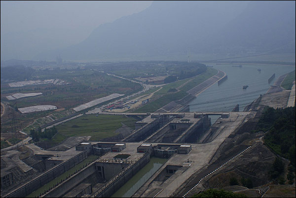 중국 서부지역의 물류 혁명을 일으킬 것으로 예상되었던 싼샤댐의 갑문 및 선박 통항로.