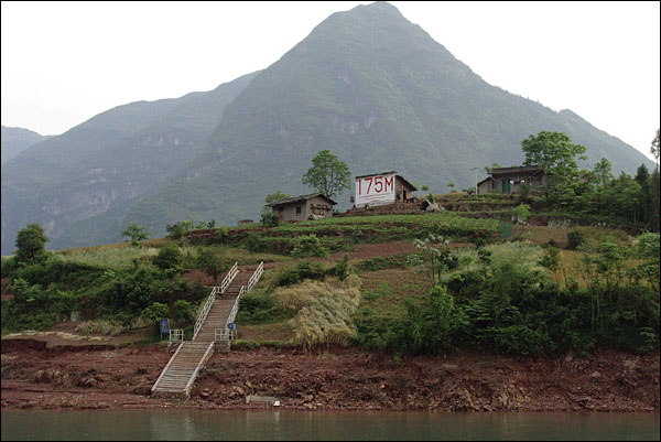 섬으로 변한 샤오싼샤의 한 농가. 2008년 현재 싼샤댐 수위는 165~175ｍ를 오르내리고 있다.