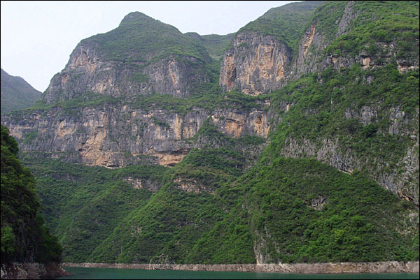 특이한 기암괴석과 동굴이 많은 샤오싼샤의 바우샤.