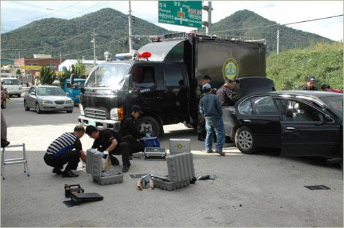  사제폭발물 설치 신고를 받고 출동한 경찰특공대가 현장에서 폭발물 제거작업을 하고 있다