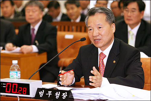 박종달 병무청장이 9일 국회 국방위 국정감사에서 군 가산점제도에 대한 질의에 답변하고 있다.