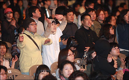 9일 저녁 서울 구로구 성공회대학교 운동장에서 열린 '노무현재단 출범기념 콘서트-파워 투 더 피플(Power to the People)'에서 시민들이 공연을 즐기고 있다.