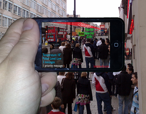 증강현실 화면에 궁금한 지역을 카메라로 잡으면 인터넷을 통해 그 정보를 확인할 수 있습니다. 실시간으로 건물에 대한 정보, 그 매장에 대한 방문 후기, 맛집의 추천 음식등이 나오고 가고자 하는 지역을 선택했다면 가야 할 방향도 알려줄 수 있습니다. 아직은 초기단계지만 이동형 무선 인터넷 단말기가 가져올 혁명적인 응용의 한 예로 부족함이 없습니다.