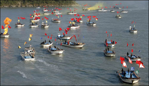 2009명량대첩축제의 메인행사로 진행된 해상전투 재현. 10일 오후 울돌목에서 펼쳐졌다.