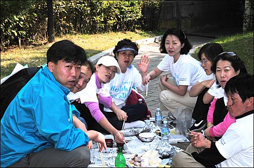  의료생협 조합원들이 식사를 하고 있는 모습 