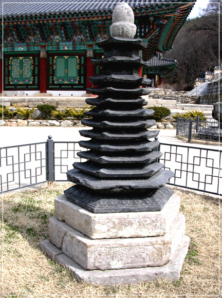 보물 제27호. 김제 금산사 경내에 있다. 이 탑은 흑백의 점판암으로 만든 육각다층석탑이다. 
