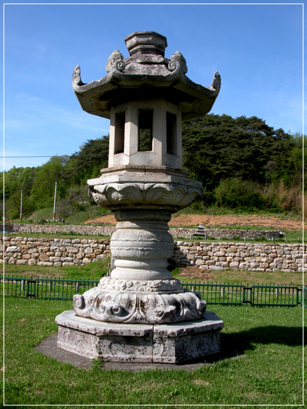 보물 제267호 임실 용암리석등. 통일신라시대에 만들어진 것으로 여겨지며 석등의 전체 높이는 5.18m이다.