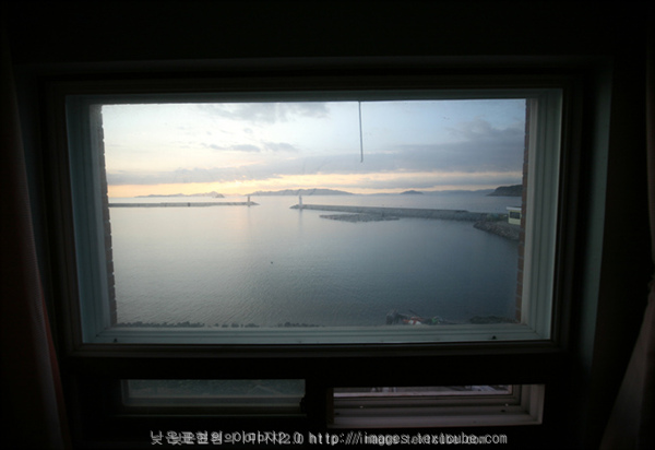 청산항 인근 여관의 창문으로보이는 청산항의 풍경