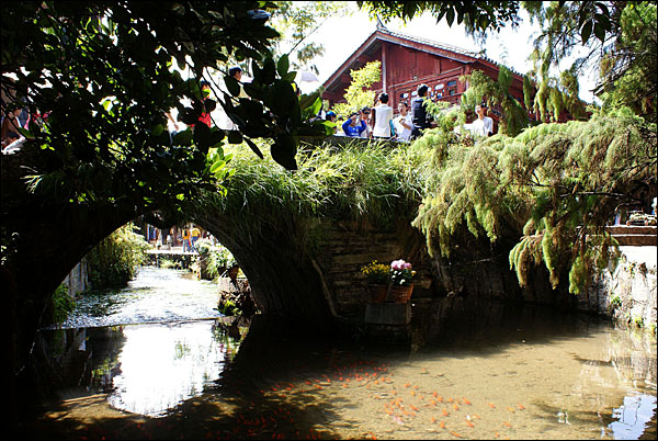 다옌전 입구에서 갈라진 수로는 마을 전체 3.8㎢를 가로지르며 흐른다. 어느 집이든 문이나 창문을 열면 수로를 볼 수 있다.