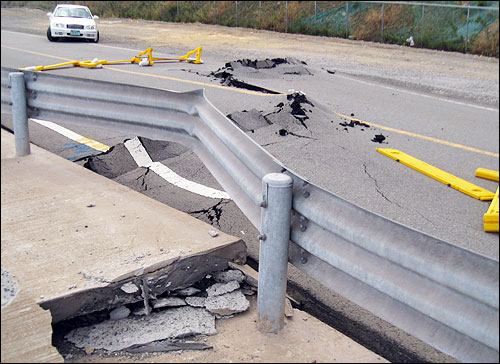 지난 8월23일 포스코 광양제철소 동호안 제방이 무너지면서 도로가 해안쪽으로 4m정도 밀려났고, 지진이 난 듯 도로 곳곳이 뒤틀리거나 파손됐다.