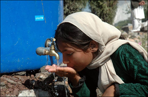난민촌에서 깨끗한 식수는 생명을 보호해 주는 가장 소중한 자원이다.  