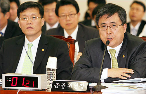 진동수 금융위원장이 12일 오전 국회에서 열린 정무위원회 국정감사에서 질의에 답변하고 있다.
