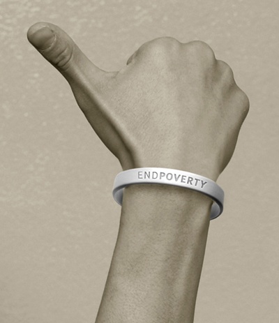 화이트밴드는 ‘빈곤을 종식시키자(End Poverty)’라는 구호가 적힌 흰색 실리콘 팔찌이다.