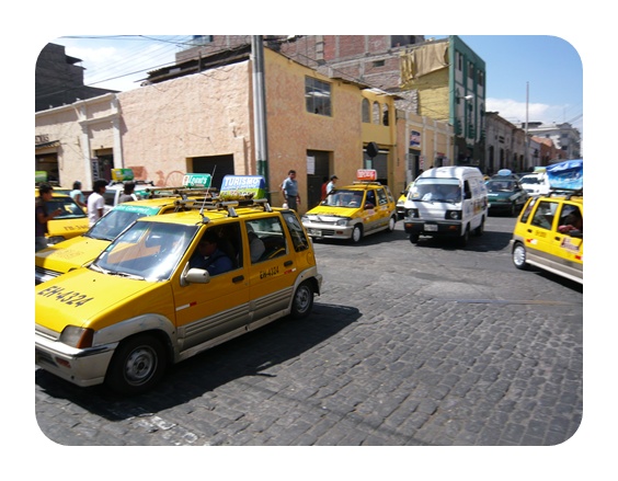 한 골목 사거리에서 마주친 티코와 다마스 승합차. 택시들은 노란색 일색이다.  