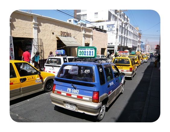 길게 줄 지어 서있는 티코 택시. 가끔은 노란색이 아닌 색깔의 차도 보인다.