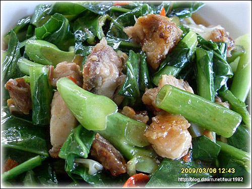 카나라는 태국에서 나는 야채와 돼지껍데기를 기름에 볶은음식. 된장소스가 들어가 느끼하지 않고 고소한 맛을 낸다.