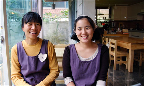 김진숙씨(왼쪽)와 민성희씨는 마을에서는 언니 동생으로 지내다가 힘을 합쳐 찻집을 열게 되었다.