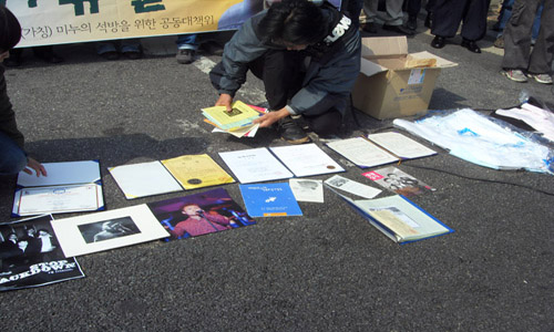 한국사회는 그동안 '적극적'으로 미누 씨를 한국사회의 구성원으로 인정하고 있었다. 미누 씨가 정부와 시민단체로부터 받은 표창장과 각종 활동 사진들