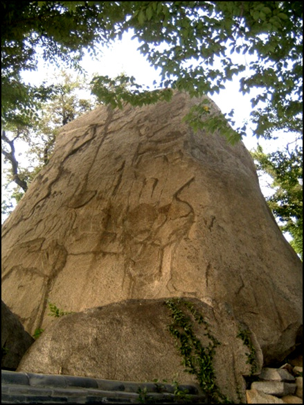 초선대마애불은 현재 경남유형문화재 제78호로 지정이 되어있다. 그 형태로 보아 고려시대 거대마애불의 한 유형으로 보인다.