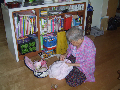 대체의학 실행 이후 수면 시간이 대폭 줄고 활동 시간이 늘어나면서 어머니는 손수 바늘귀에 실을 꿰어 바느질도 하셨다. 지난 9월 20일의 모습이다.  