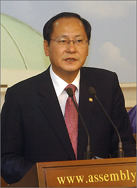 자유선진당을 떠나 민주통합당 합류를 선언한 김창수 의원.