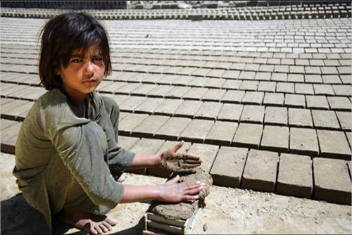 집 근처 공장에서 벽돌을 만들고 있는 파키스탄 어린이 