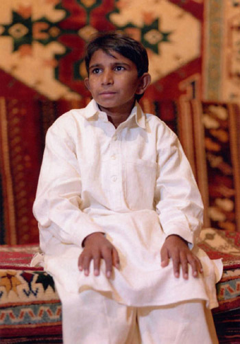 파키스탄에서 카펫을 만들던 어린이 노동자 이크발은 훗날 어린이 노벨상이라 불리는 '세계 어린이상'의 첫 수상자가 된다. 