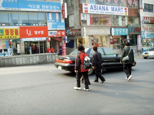  지하도만 있고 횡단보도가 없는 천안역 동부광장 앞 도로를 시민들이 무단횡단하고 있다.