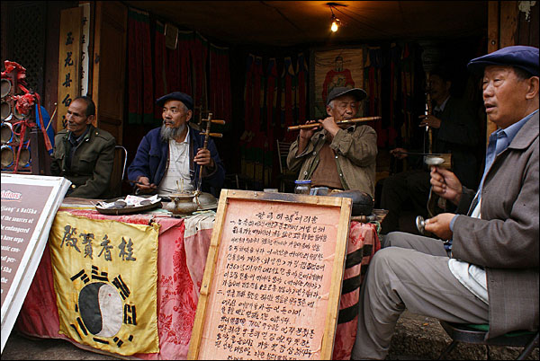 바이샤촌 마을 광장 한편에서 바시야세악을 연주하는 민간 예술인들.