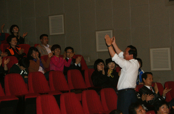 7080음악회에서 관객들의 흥을 돋우고 있는 전완준 화순군수 