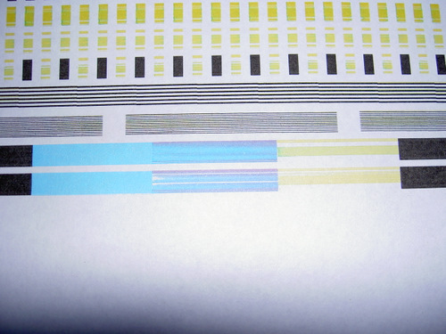 윗부분, 한 개의 막대 길이만큼 노즐이 한 번에 인쇄할 수 있습니다. 노란색은 노즐이 많이 막혀 있군요. 아래 부분은 막힌 노즐 때문에 잉크가 제대로 나오지 않아 색 조합이 이상한 모습니다.
