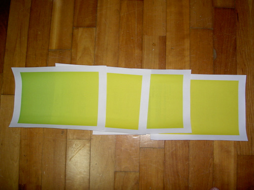 노란색 통에 청록색(CYAN,청록색) 잉크를 잘못 넣은 후 씻어내고서 테스트 인쇄한 모습. 왼쪽과 같이 녹색으로 나오던 부분이 점차 노란색으로 변하고 있습니다.