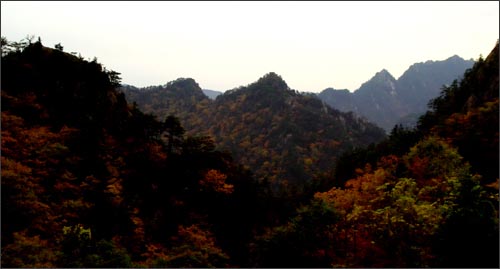 오세암에서 바라본 내설악의 단풍 오세암에서 바라본 내설악의 단풍. 멀리 귀때기 청봉이 보인다.
