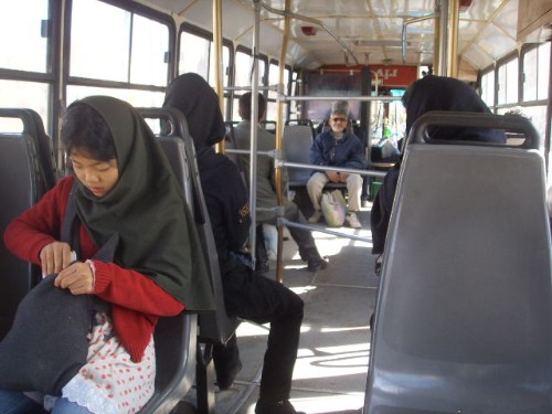 '사디의 영묘'에 가기 위해 우리가 탄 버스. 가로막이 가로질러 있고, 앞쪽은 남자가, 뒤 쪽은 여자가 앉았다.