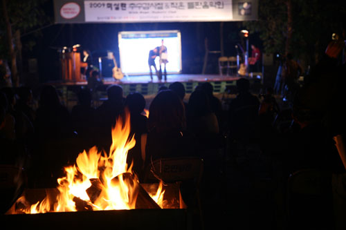  친환경농법으로 발아현미를 생산하는 미실란 직원들이 희망제작소호프메이커스클럽회원들을 위해 작은 들판 음악제를 열었다