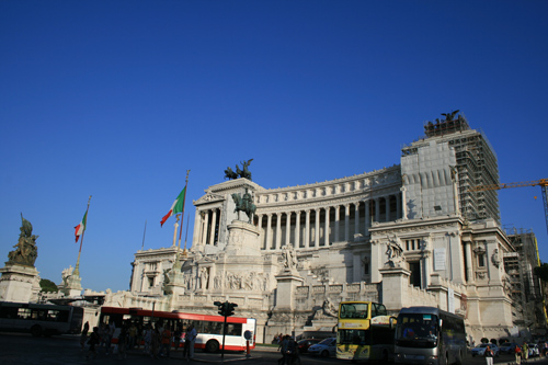 로마 시내의 주요도로가 교차하는 중심 광장이다.
